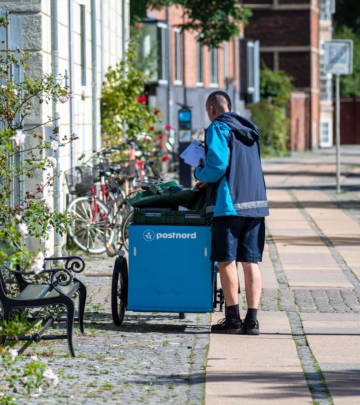 Briefträger der dänischen Post "PostNord"
