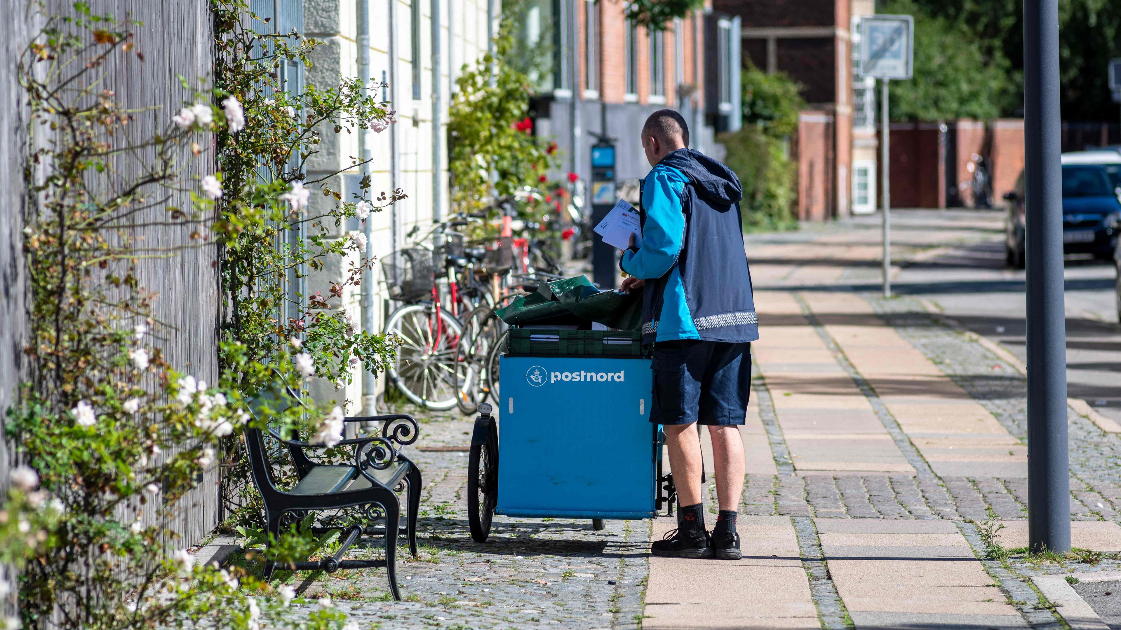 Briefträger der dänischen Post "PostNord"