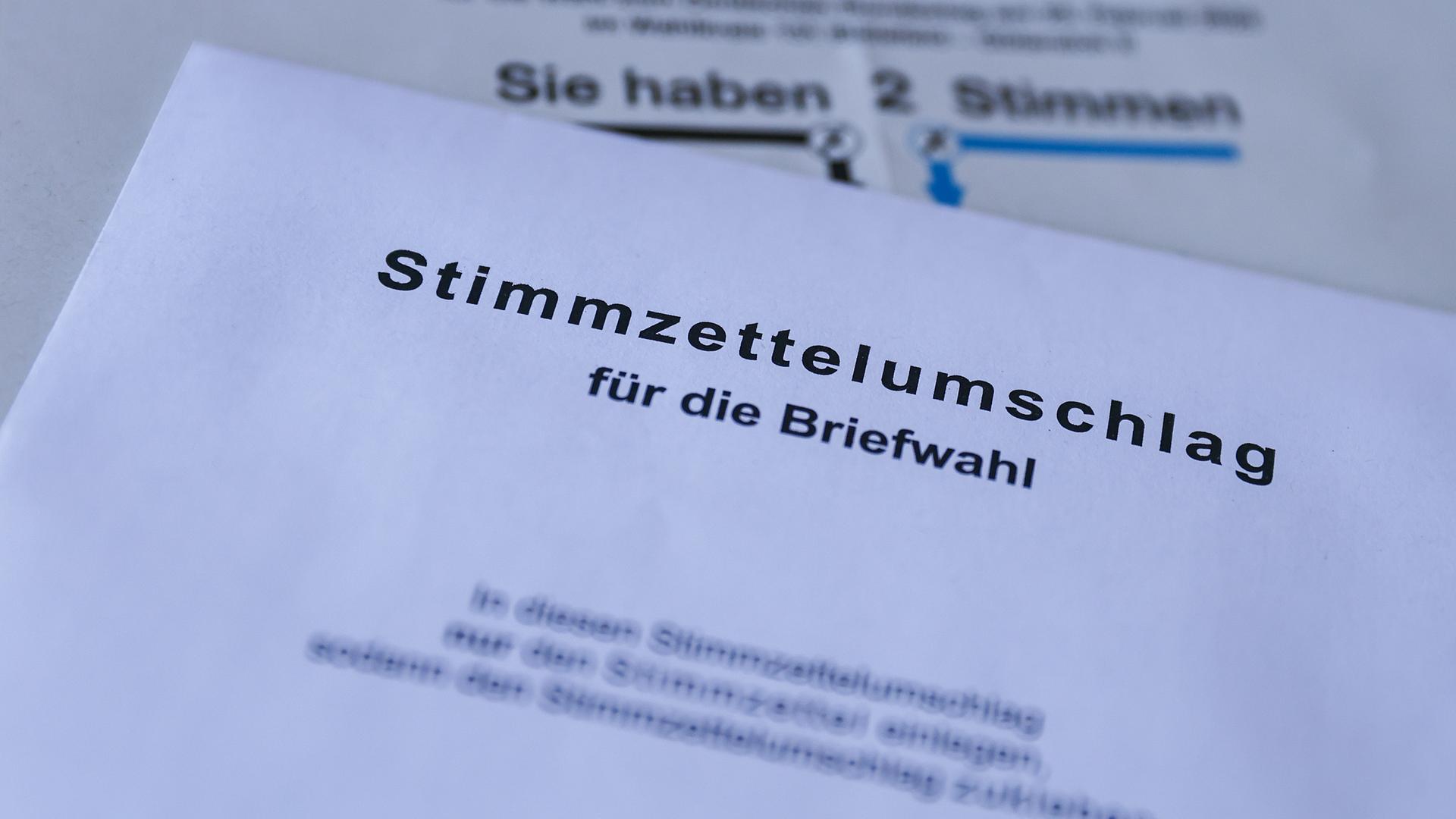Ein Stimmzettel für die Briefwahl liegt auf einem Tisch.