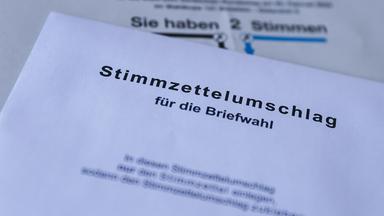 Ein Stimmzettel für die Briefwahl liegt auf einem Tisch.