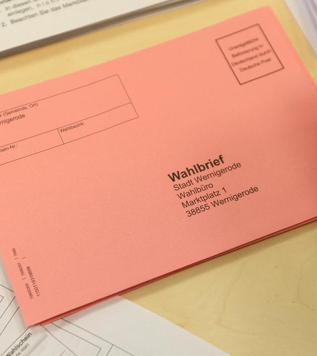 Wahlunterlagen für die Briefwahl liegen auf einem Tisch in der Stadtverwaltung. Für die anstehende Landtagswahl in Sachsen-Anhalt richtet die Stadt Wahlräume und ein Briefwahlbüro ein. 