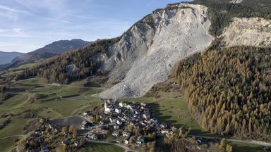 Blick auf das Dorf Brienz in Brienz-Brinzauls mit dem Schuttstrom