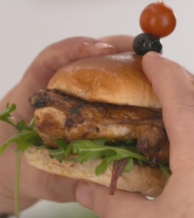 Belegtes Brioche-Burger-Brötchen