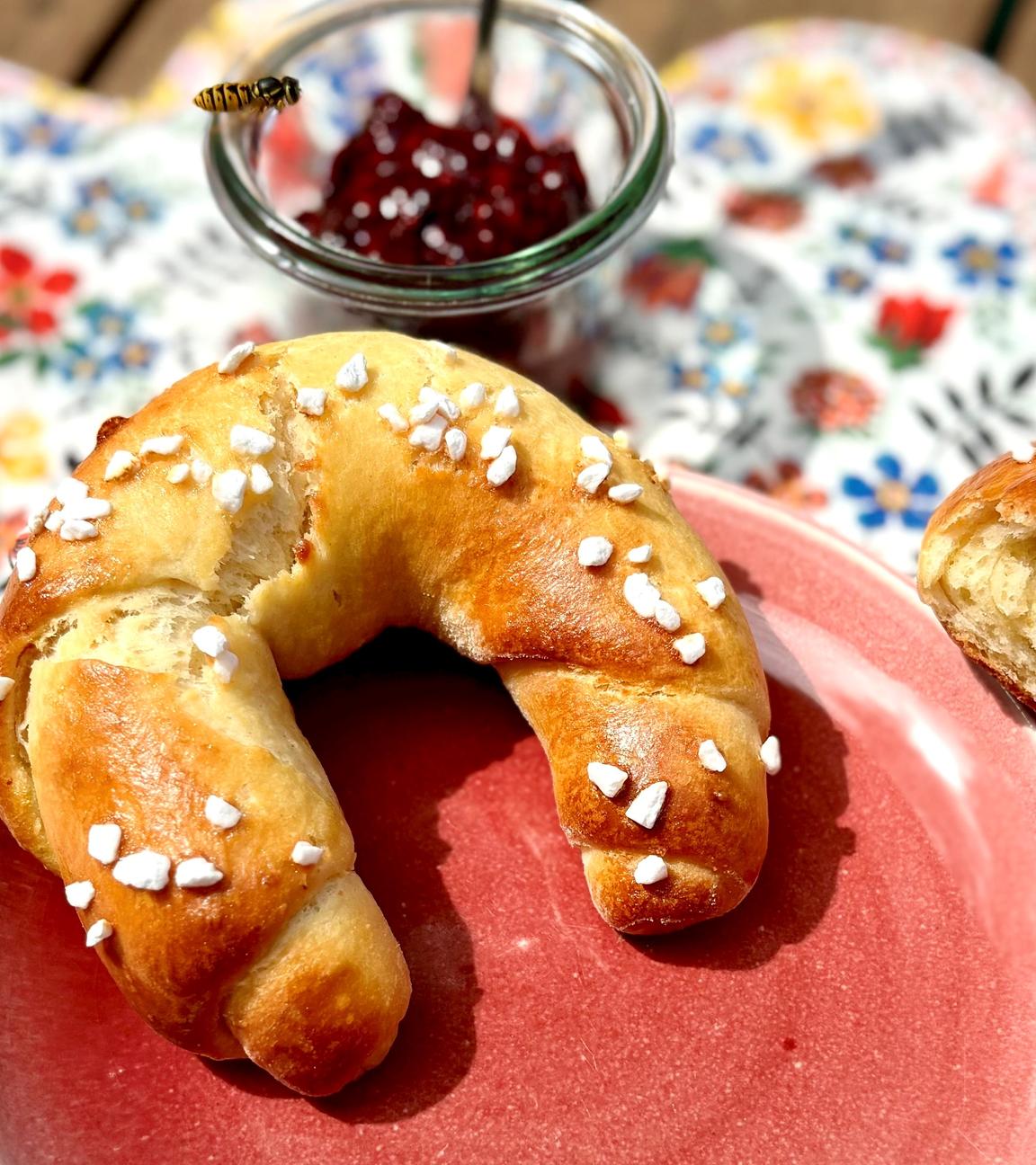 Brioche-Kipferl mit Marmelade 