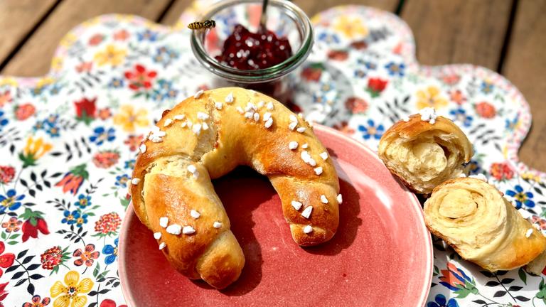 Brioche-Kipferl mit Marmelade 