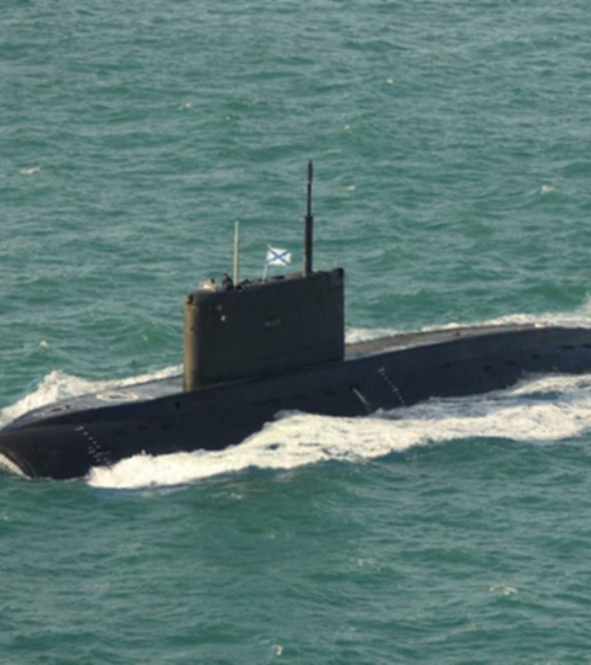 Russische U-Boote sollen im Nordatlantik Sabotageakte vorbereitet haben. Ein Kriegsschiff und ein Flugzeug der britischen Royal Navy hätten die U-Boote daraufhin überwacht. 