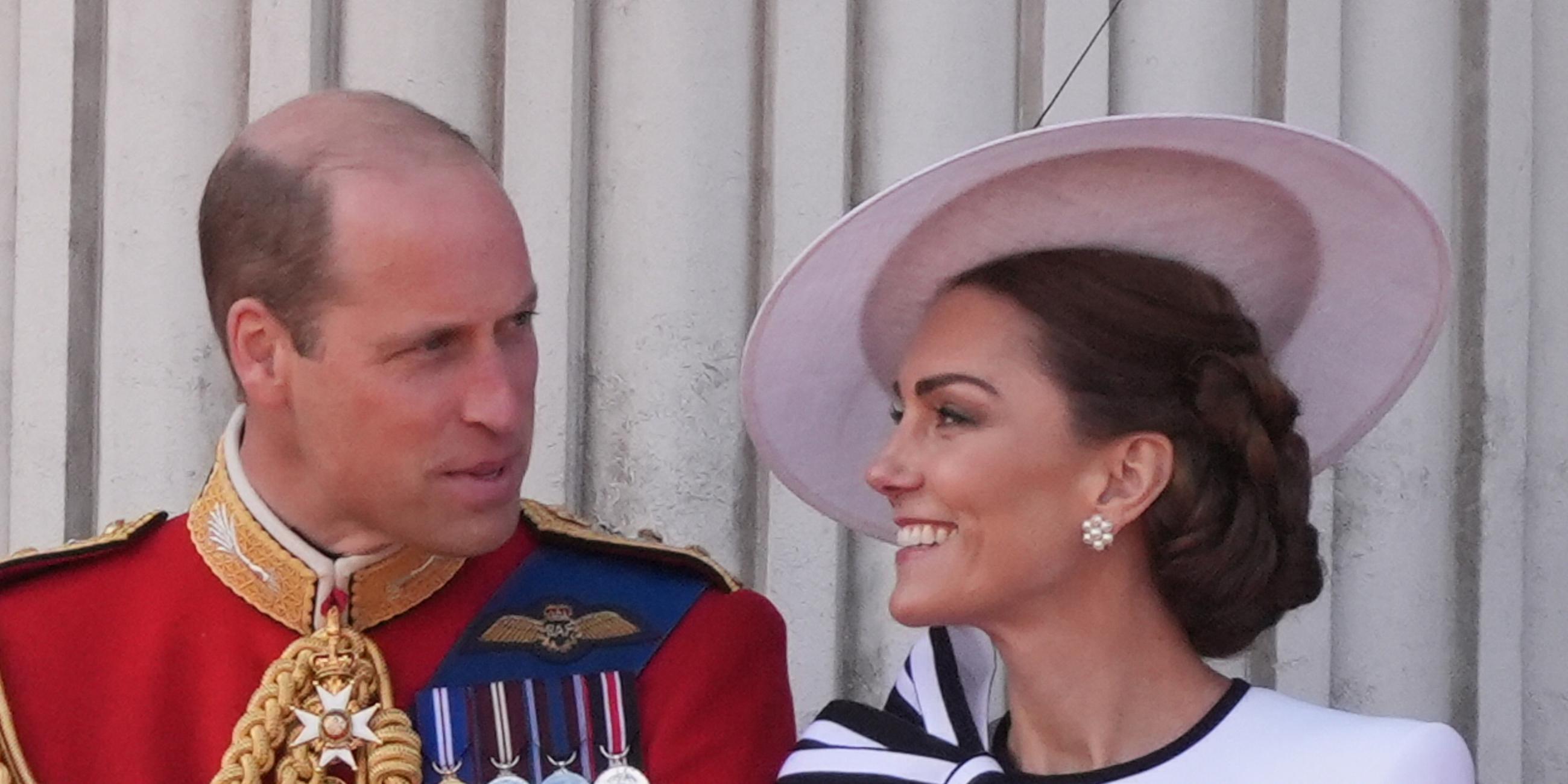 Prinz William und Prinzessin Kate lächeln sich glücklich an auf dem Balkon des Buckingham Palace zu Zeremonie "Trooping the Colour"
