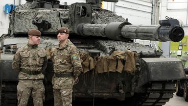 Britische Soldaten vor einem Challenger 2 Panzer