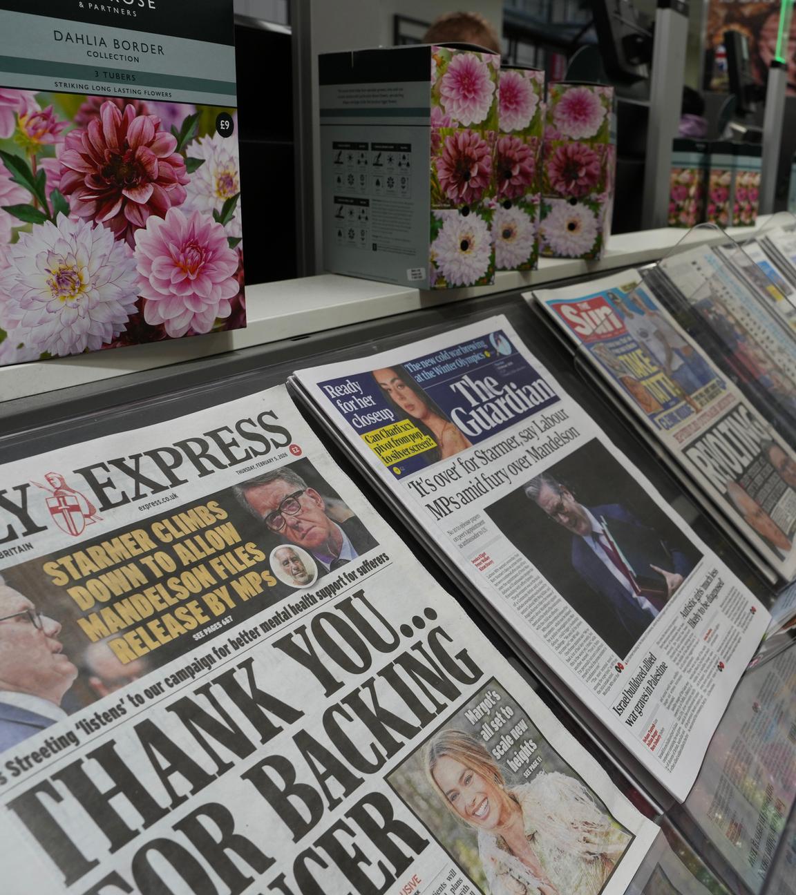 Ein Mann betrachtet am 05.02.2026, in London Zeitungen mit Schlagzeilen zu den Epstein-Akten. 