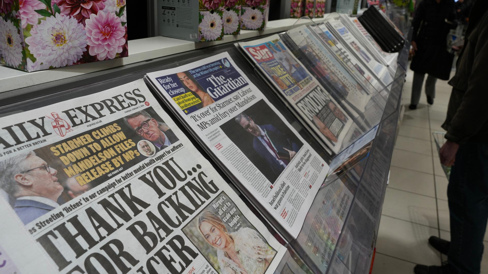 Ein Mann betrachtet am 05.02.2026, in London Zeitungen mit Schlagzeilen zu den Epstein-Akten. 