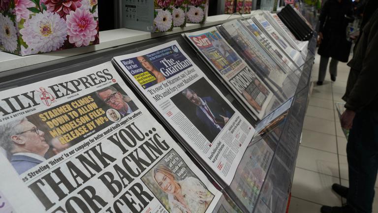 Ein Mann betrachtet am 05.02.2026, in London Zeitungen mit Schlagzeilen zu den Epstein-Akten. 