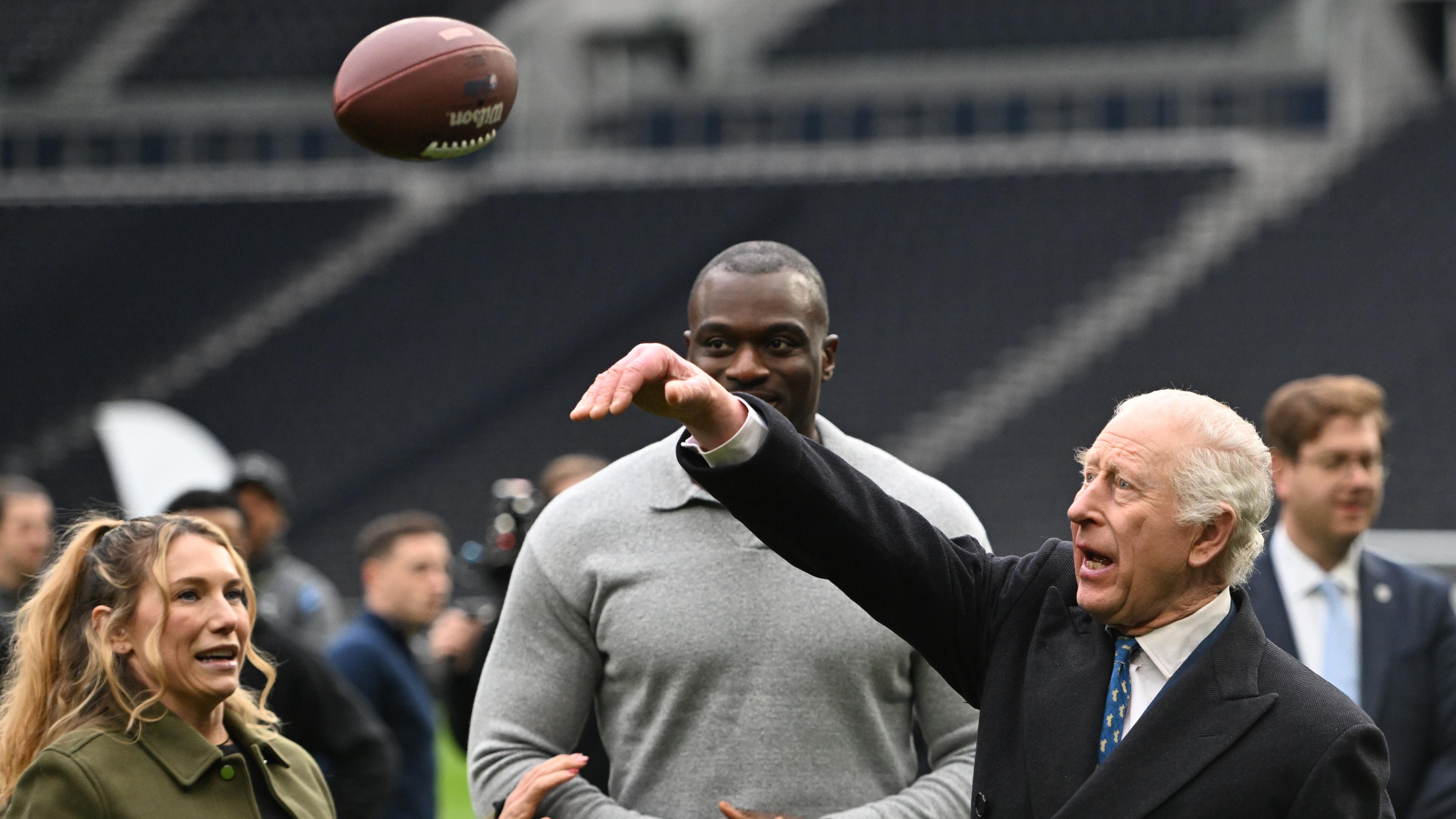 Prinz Charles wirft American Football