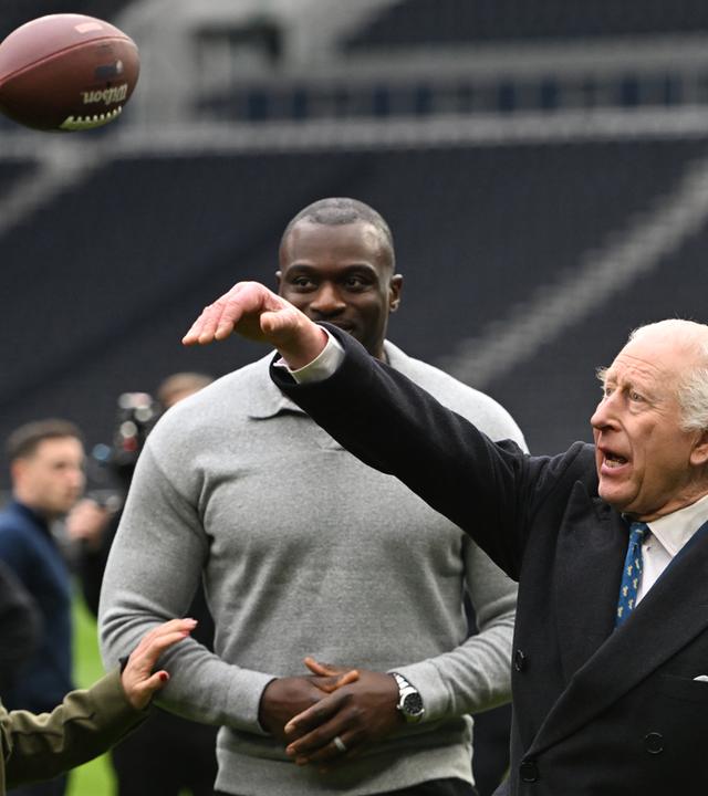Prinz Charles wirft American Football