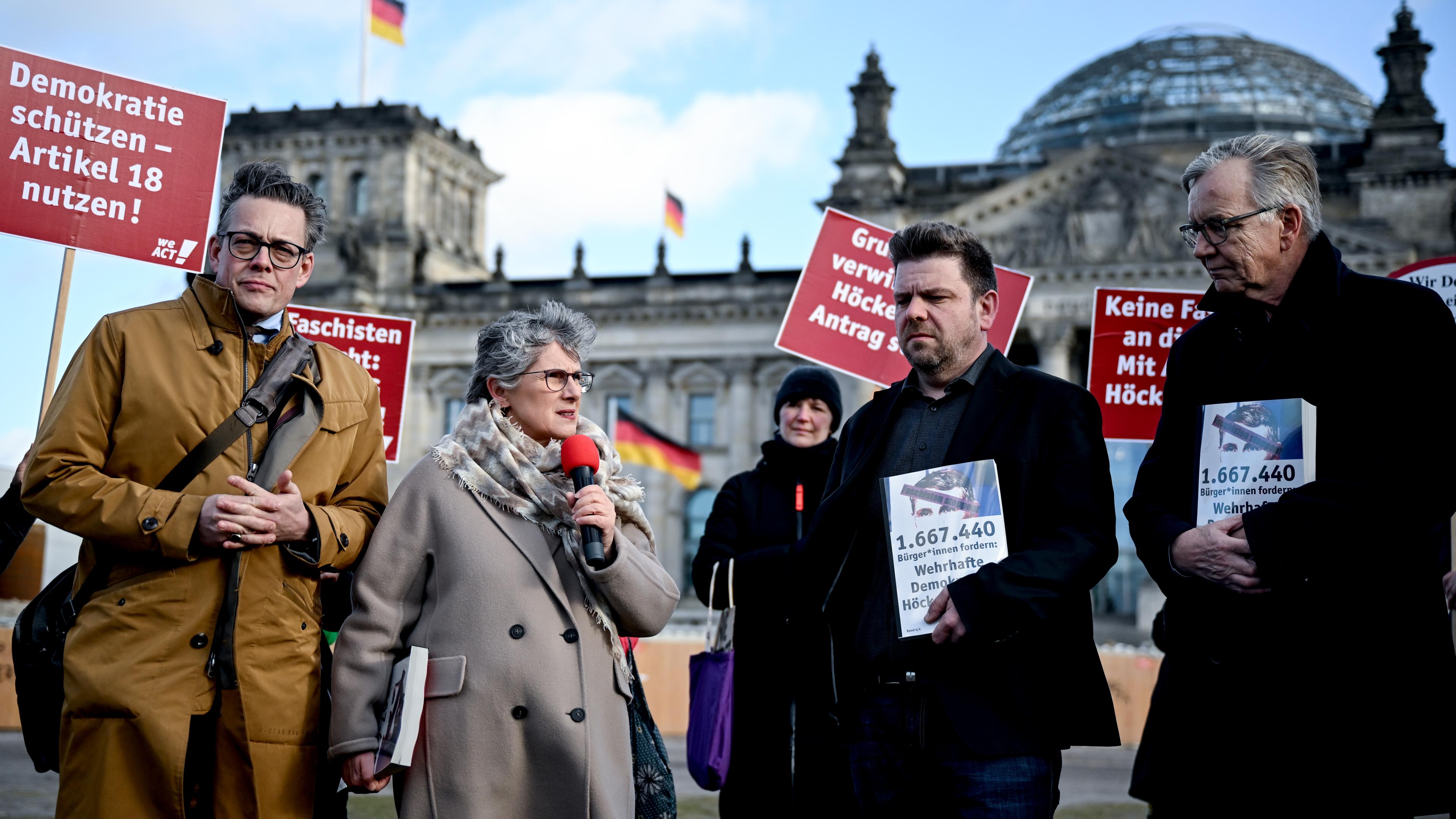 Berlin: Konstantin von Notz (l-r, Bündnis 90/Die Grünen), Britta Haßelmann, Vorsitzende der Fraktion Bündnis 90/Die Grünen, Axel Echeverria (SPD), und Dietmar Bartsch, (Die Linke), bekommen 1,6 Millionen Unterschriften im Rahmen einer Petition zu einem Antrag auf Grundrechtsverwirkung für den AfD-Politiker Björn Höcke überreicht.