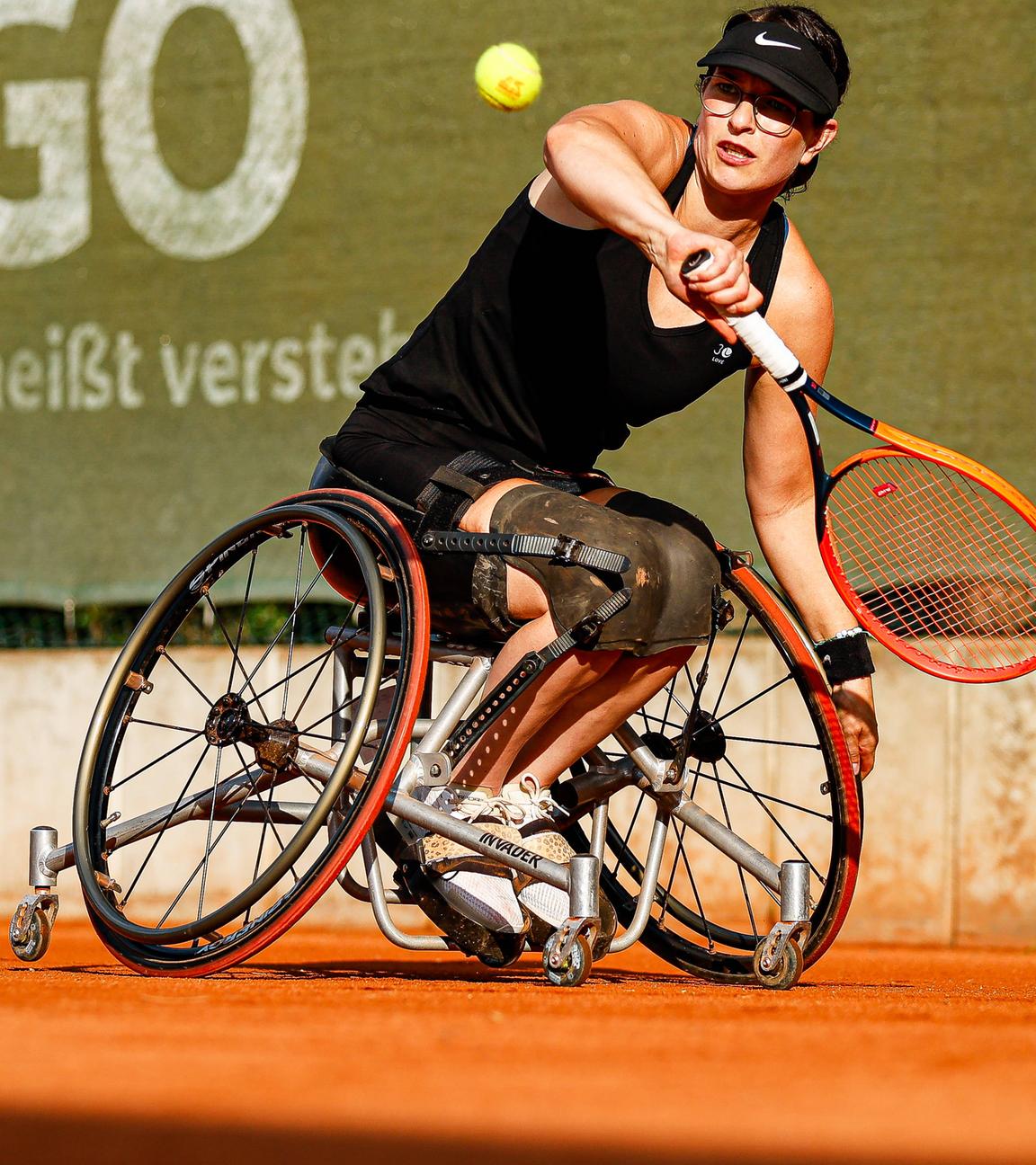 Rollstuhltennisspielerin Britta Wend spielt bei den German Open 2024 eine Rückhand.