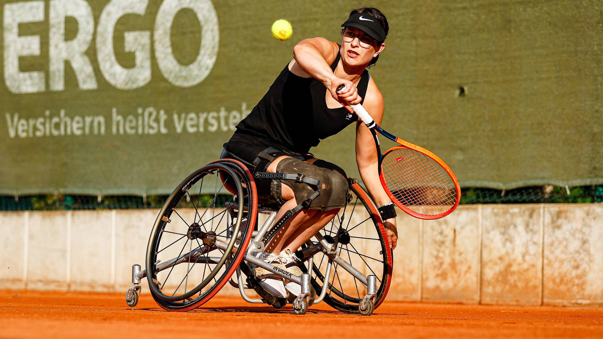 Rollstuhltennisspielerin Britta Wend spielt bei den German Open 2024 eine Rückhand.