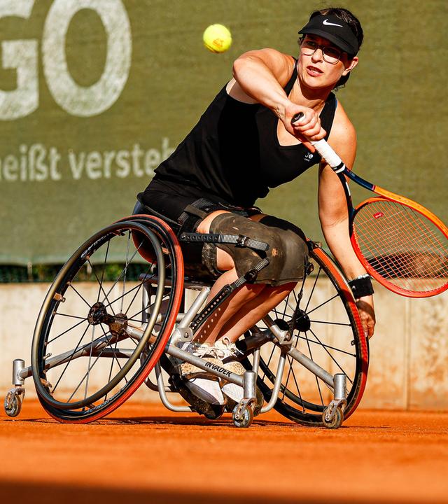 Rollstuhltennisspielerin Britta Wend spielt bei den German Open 2024 eine Rückhand.