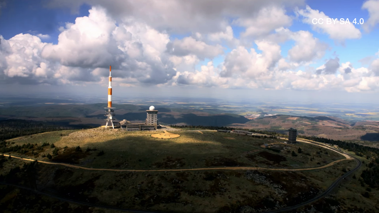 Brocken mit Mast von oben
