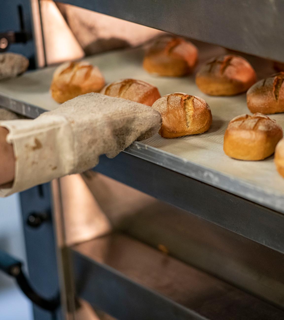 Berlin: Brötchen werden in Ofen geschoben