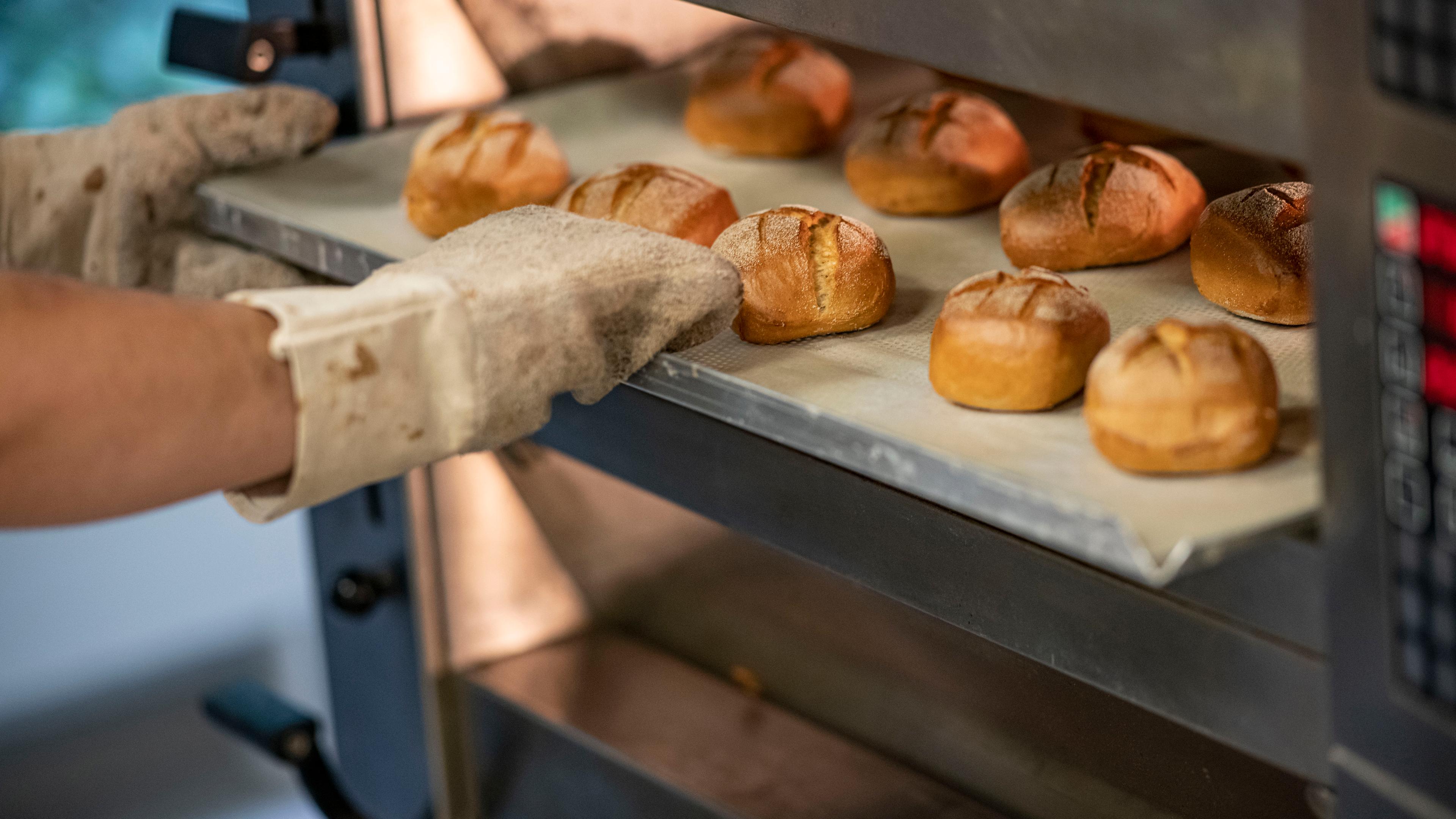 Berlin: Brötchen werden in Ofen geschoben
