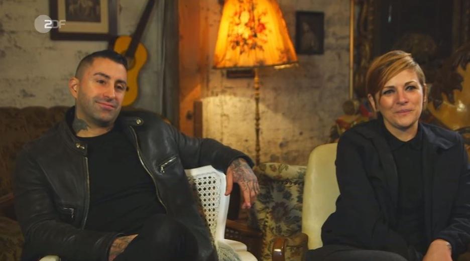 Zwei Bandkollegen von "Broilers" sitzen auf Stühlen zum Interview