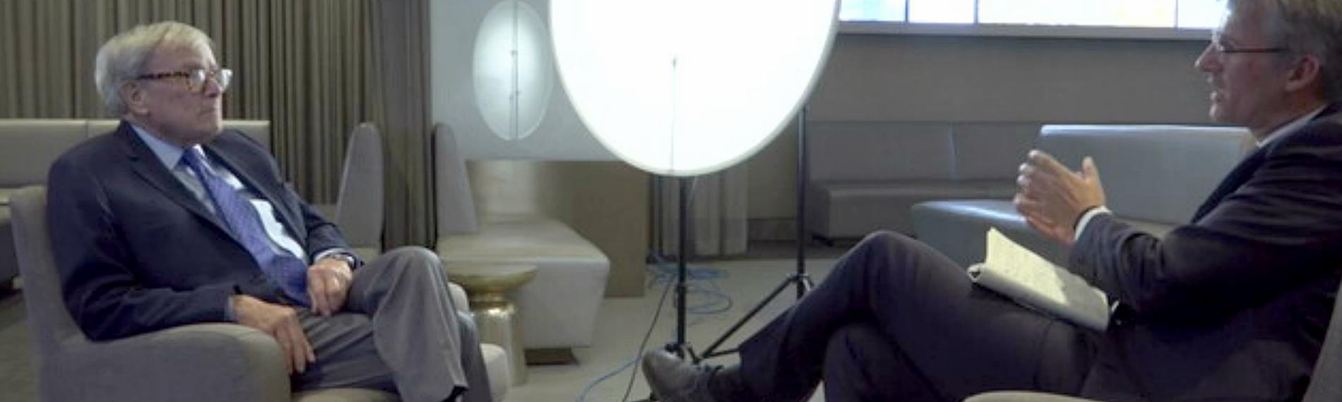 Screenshot aus Video: Tom Brokaw im Gespräch mit Elmar Theveßen