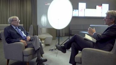 Screenshot aus Video: Tom Brokaw im Gespräch mit Elmar Theveßen