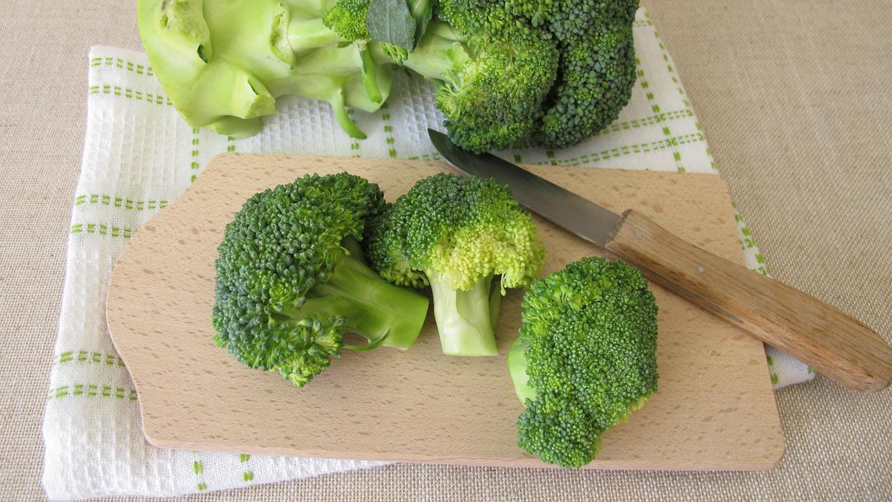 Brokkoliröschen in Kokos-Kurkumacreme