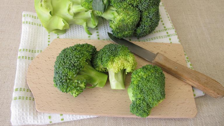 Brokkoliröschen in Kokos-Kurkumacreme 