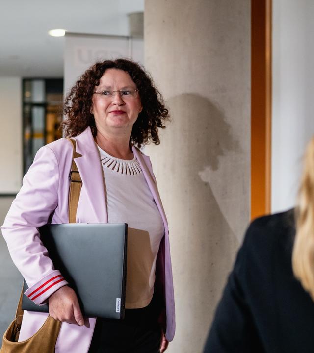 Die Fraktionsvorsitzende des BSW (Bündnis Sahra Wagenknecht) im Thüringer Landtag, Sigrid Hupach, auf dem Weg zur BSW-Fraktionssitzung im Thüringer Landtag.