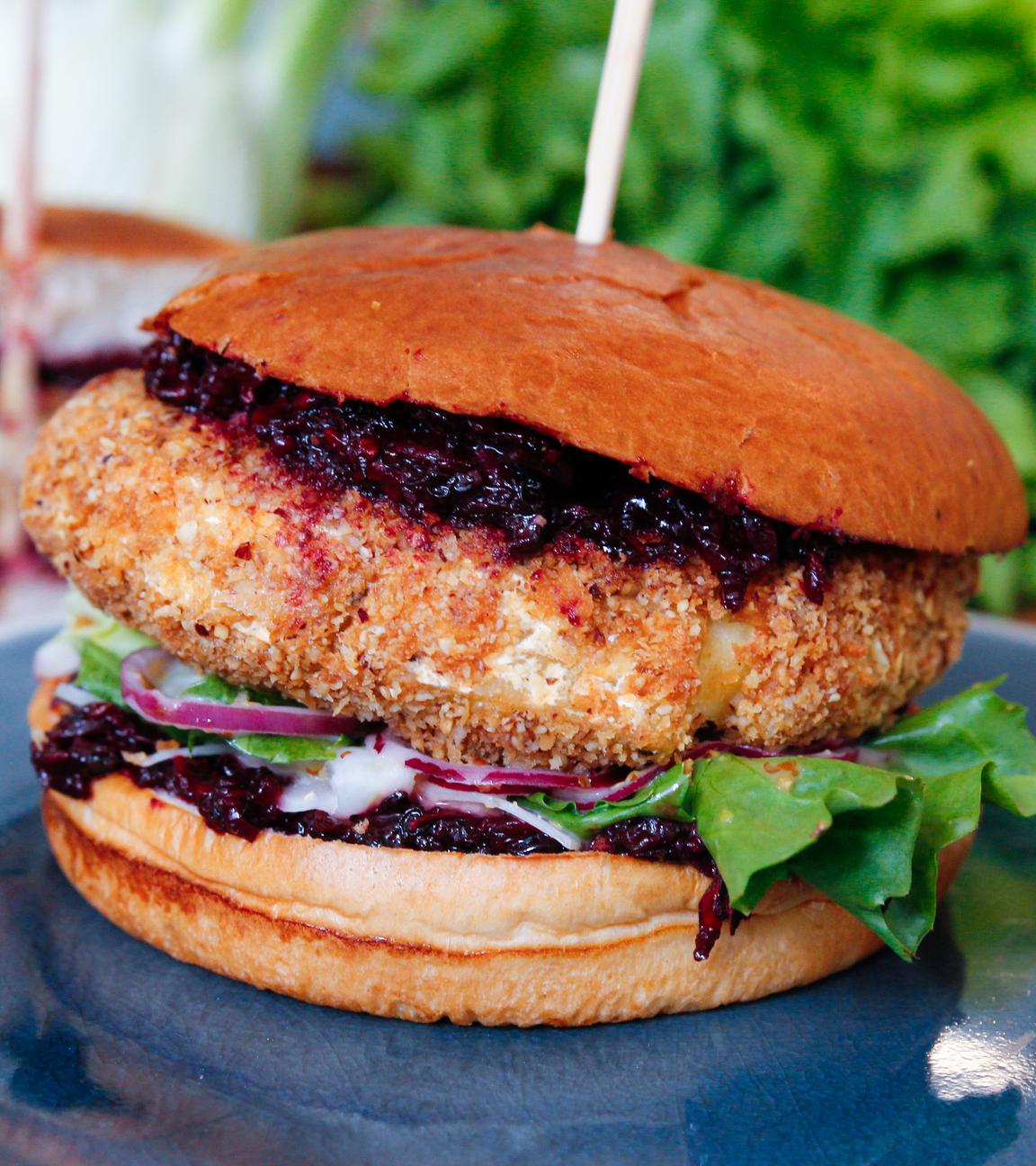 Brombeer-Burger mit Camembert
