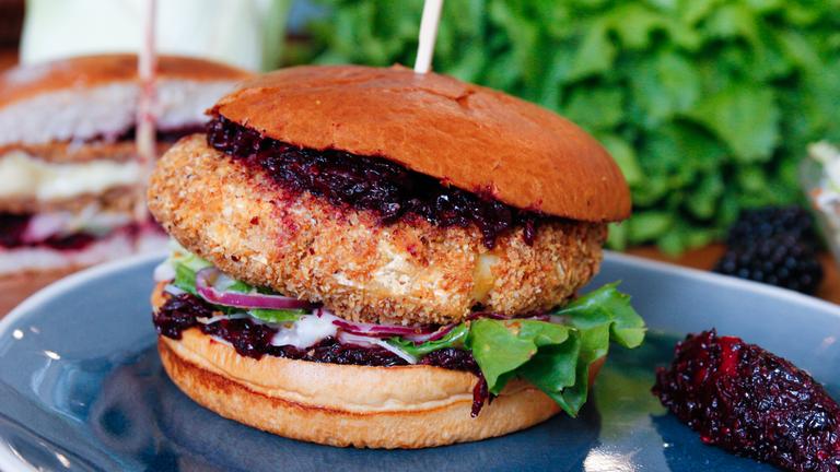 Brombeer-Burger mit Camembert