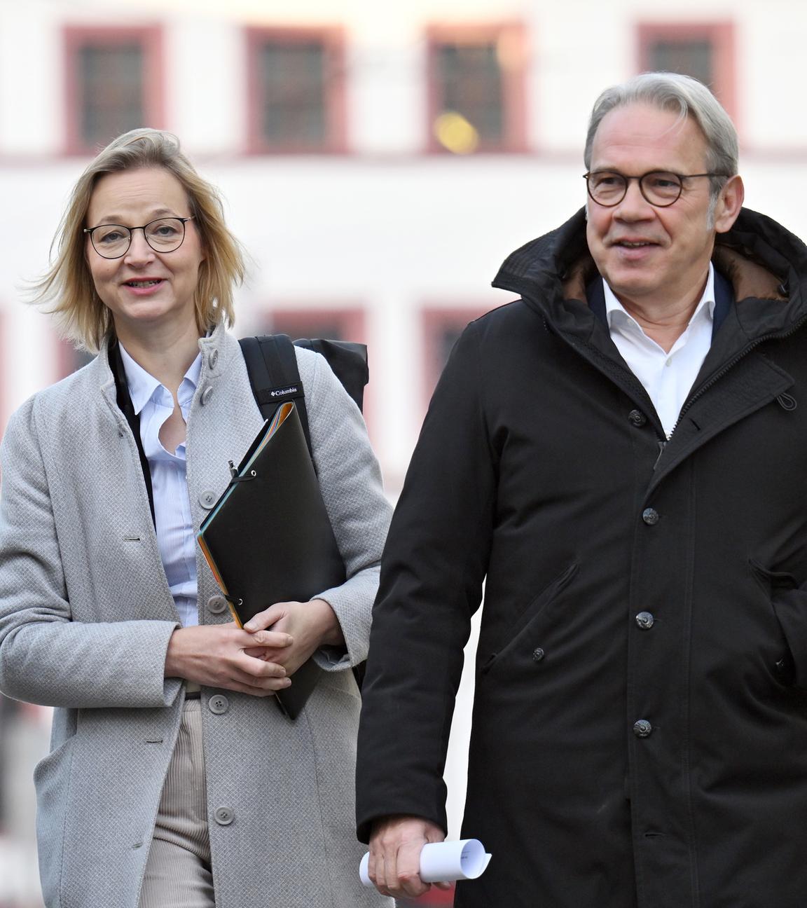 12.12.2025, Thüringen, Erfurt: Mario Voigt (l, CDU), Ministerpräsident von Thüringen, Katja Wolf (BSW), Finanzministerin und stellvertretende Ministerpräsidentin von Thüringen, und Georg Maier (SPD), Minister für Inneres und Kommunales und zweiter stellvertretender Ministerpräsident von Thüringen, kommen gemeinsam zu einer Pressekonferenz im Haus Dacheröden.