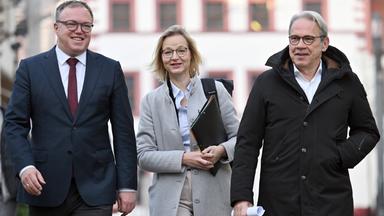 12.12.2025, Thüringen, Erfurt: Mario Voigt (l, CDU), Ministerpräsident von Thüringen, Katja Wolf (BSW), Finanzministerin und stellvertretende Ministerpräsidentin von Thüringen, und Georg Maier (SPD), Minister für Inneres und Kommunales und zweiter stellvertretender Ministerpräsident von Thüringen, kommen gemeinsam zu einer Pressekonferenz im Haus Dacheröden.