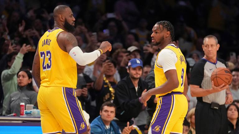 Basketball-Superstar LeBron James (l.) und sein Sohn Bronny beim Spiel der Lakers