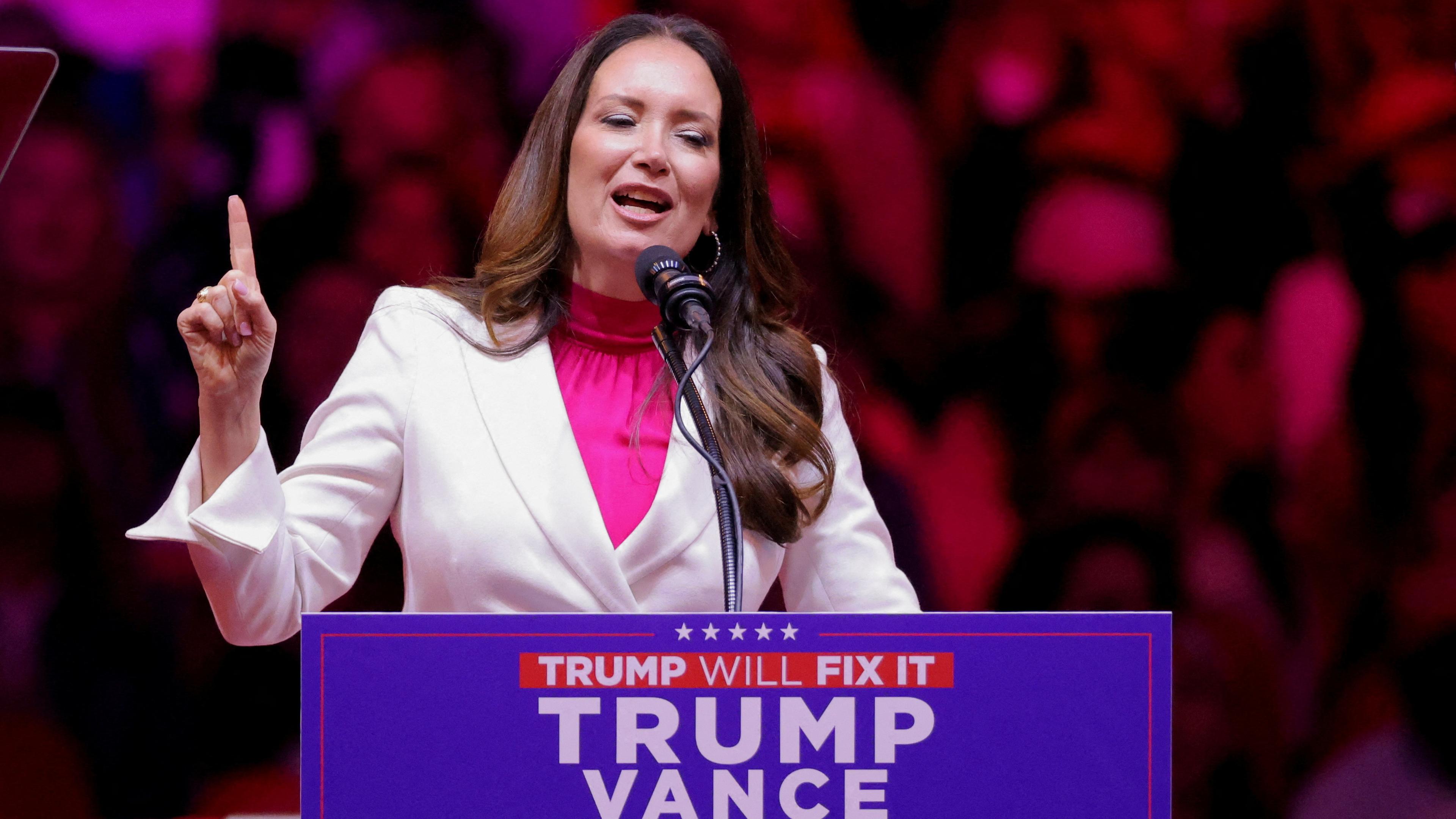 Brooke Rollins spricht bei einer Wahlkampfveranstaltung für Donald Trump in New York im Oktober.