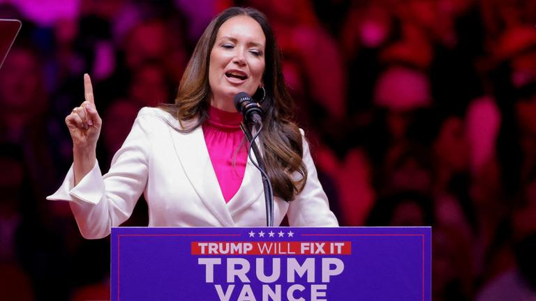 Brooke Rollins spricht bei einer Wahlkampfveranstaltung für Donald Trump in New York im Oktober.