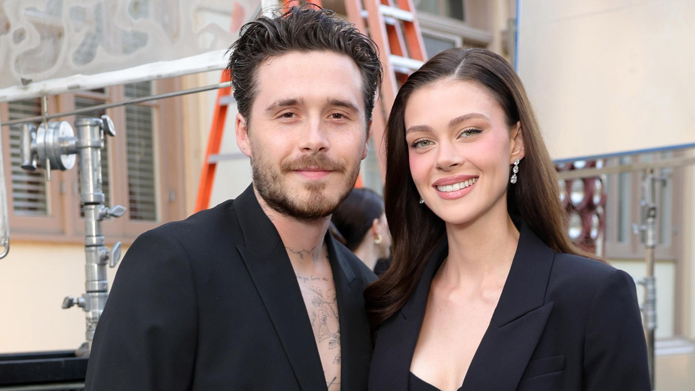 Brooklyn Beckham (links) posiert mit seiner Ehefrau Nicola Peltz (rechts)