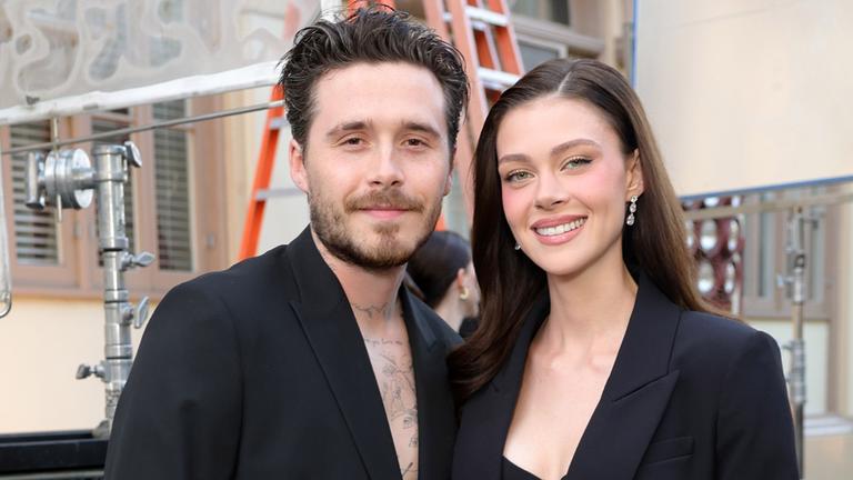 Brooklyn Beckham (links) posiert mit seiner Ehefrau Nicola Peltz (rechts)