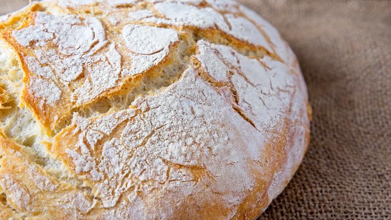 Nahaufnahme der Kruste eines mit Mehl bestäubten Brots