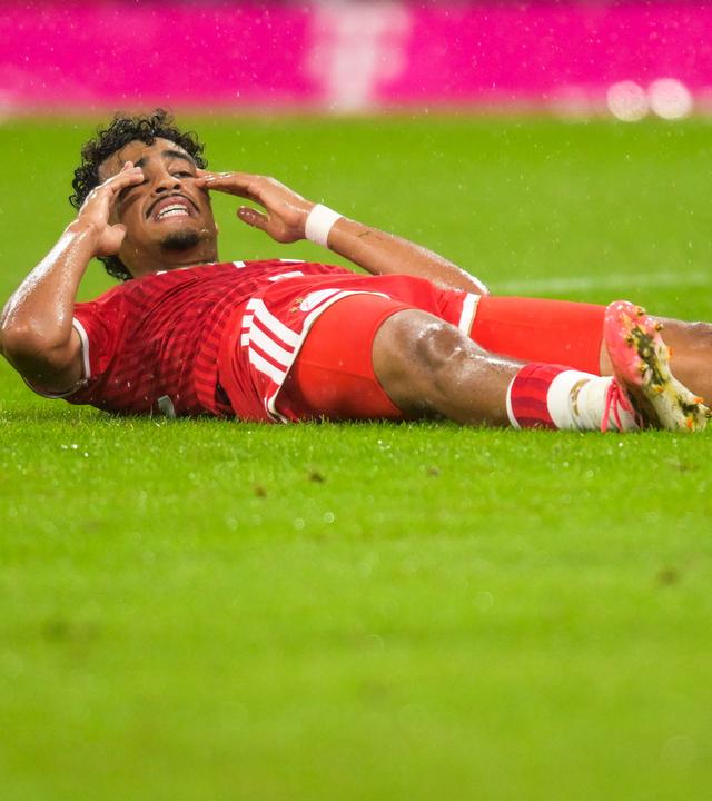 Bayerns Nathaniel Brown liegt auf dem Boden