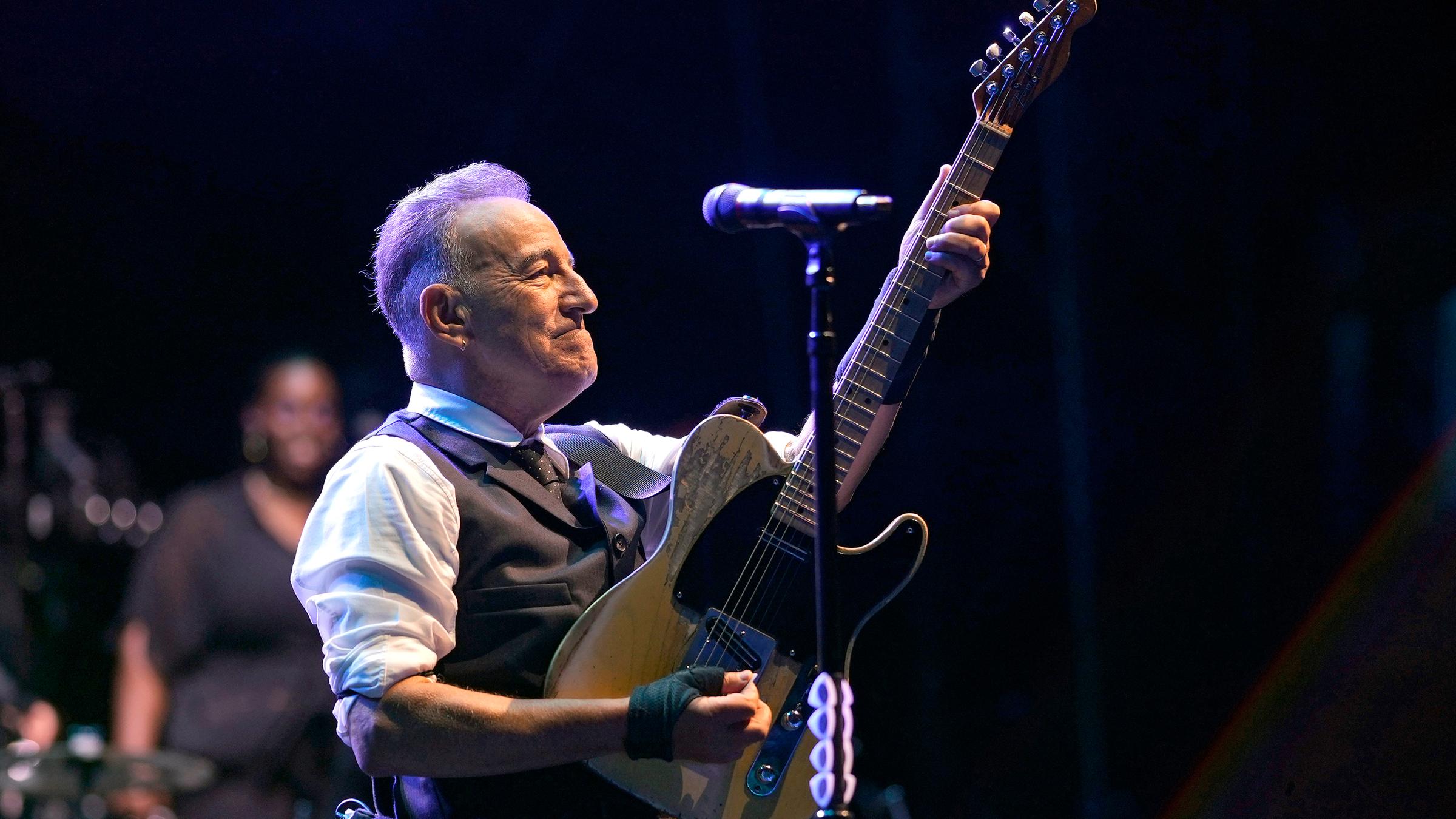 Bruce Springsteen mit Gitarre bei einem Auftritt