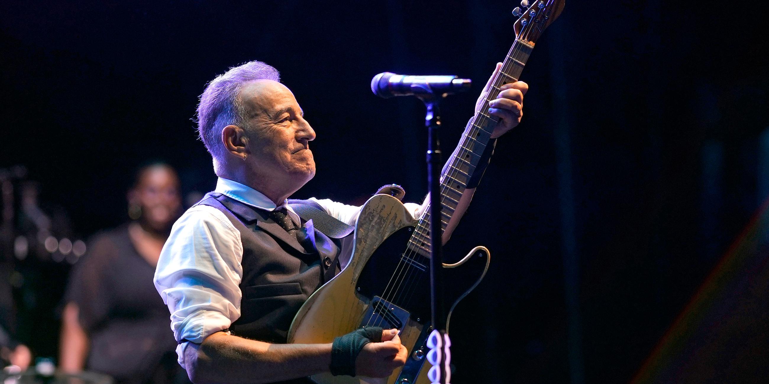 Bruce Springsteen mit Gitarre bei einem Auftritt