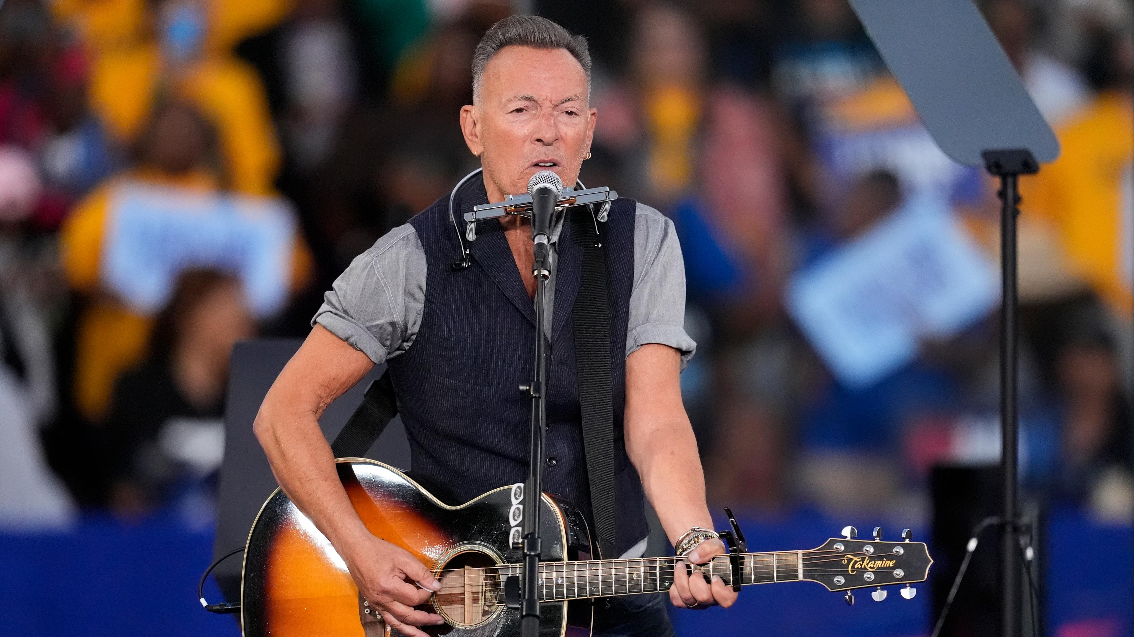 Bruce Springsteen tritt bei einer Wahlkampfveranstaltung zur Unterstützung der demokratischen Präsidentschaftskandidatin und US-Vizepräsidentin Harris auf.