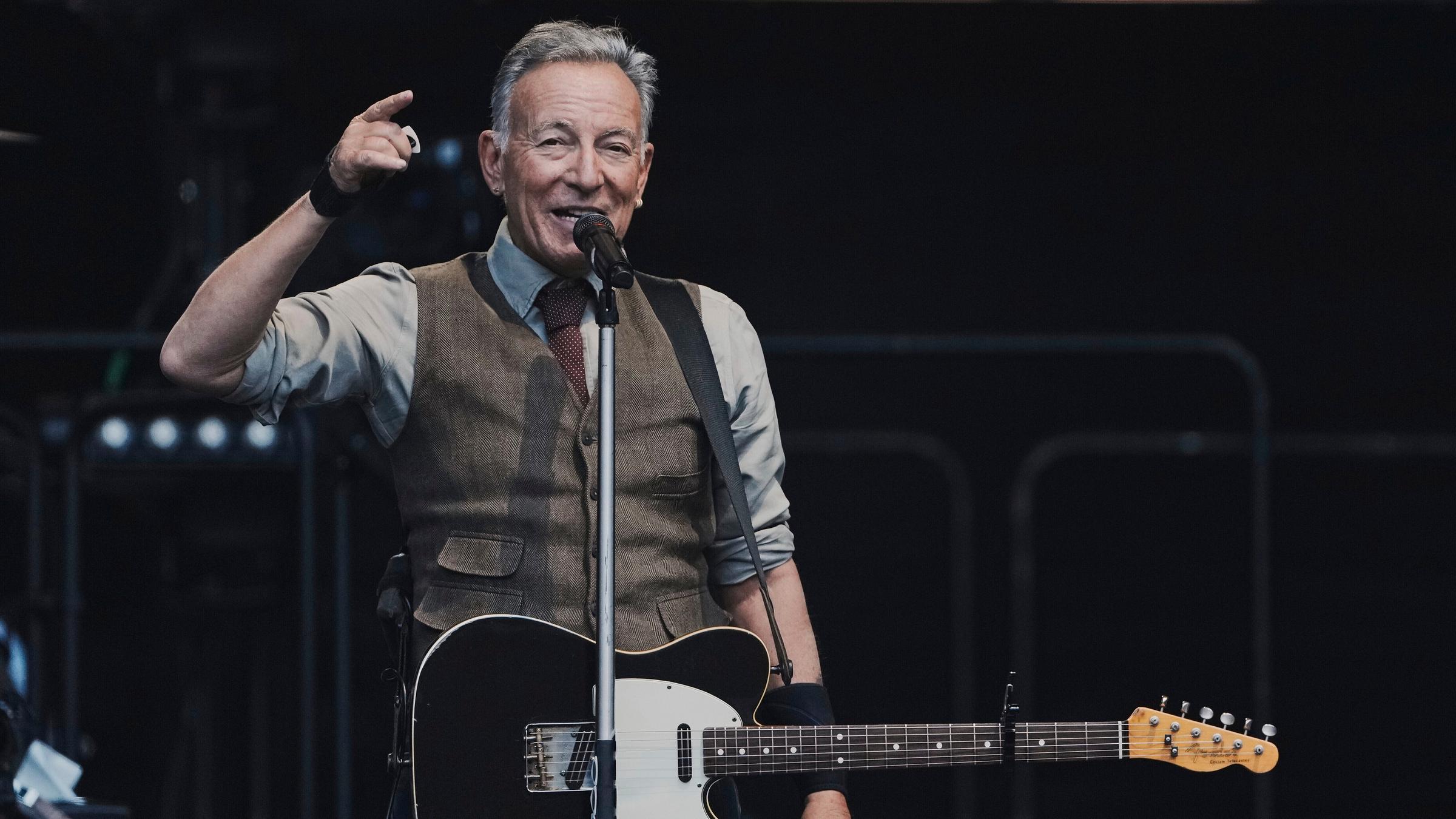 Musiker Bruce Springsteen während seines Konzertes mit der E Street Band am 11.06.2025 in Berlin.