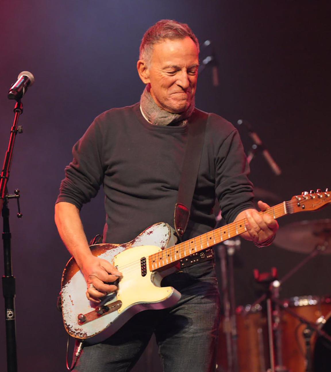 Bruce Springsteen tritt im Rahmen eines mit Rockstars besetzten Konzerts im First Avenue im Stadtzentrum von Minneapolis auf.