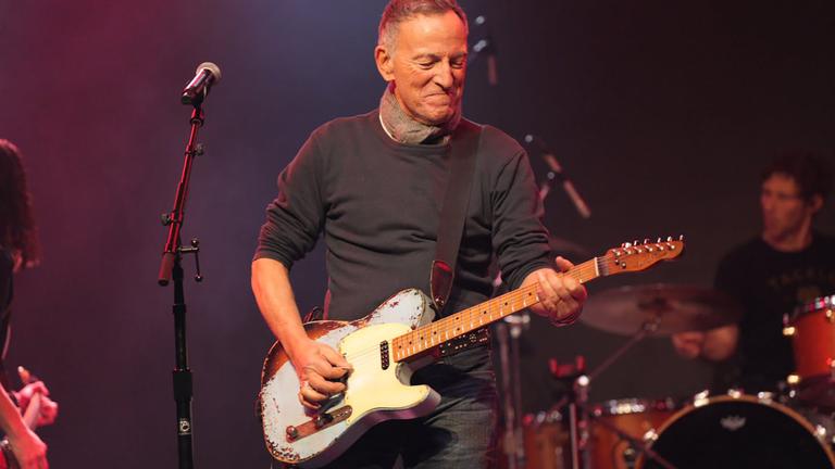 Bruce Springsteen tritt im Rahmen eines mit Rockstars besetzten Konzerts im First Avenue im Stadtzentrum von Minneapolis auf.