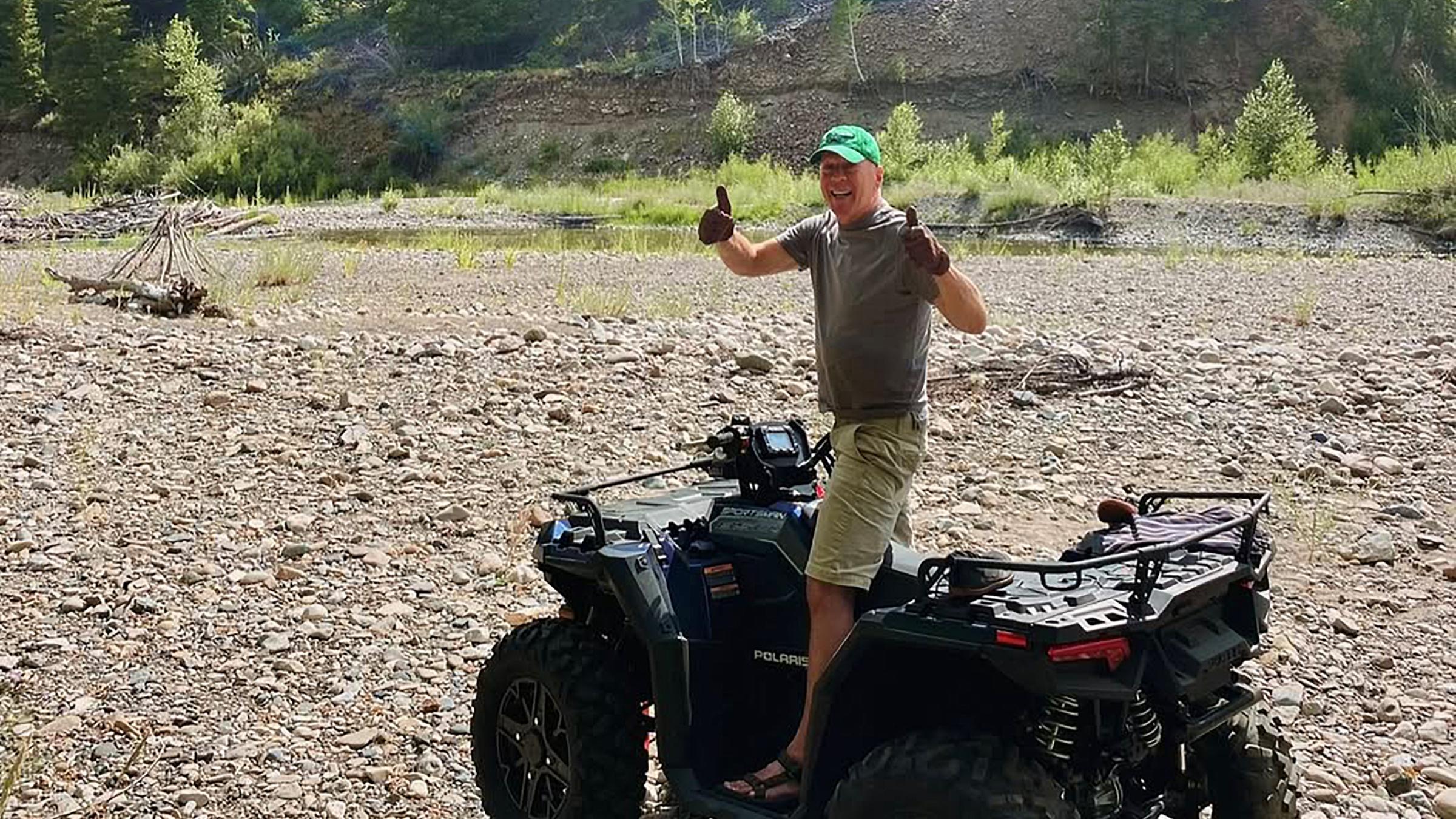 Bruce Willis auf einem Quad