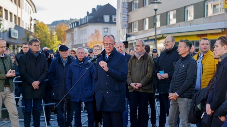 Bundeskanzler Friedrich Merz (CDU) hält eine Rede beim Bürgergespräch