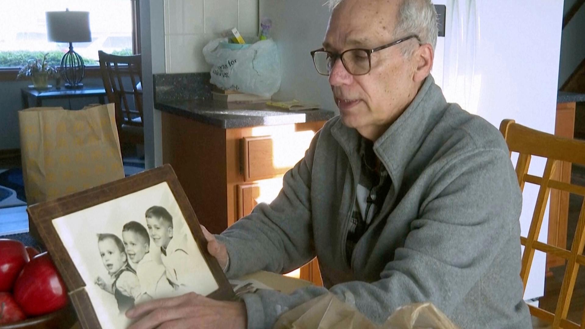 John Prevost zeigt während eines Interviews mit Associated Press am Donnerstag, dem 8. Mai 2025, in New Lennox, Illinois, auf ein altes Foto seiner Brüder, darunter auch des neu gewählten Papstes Leo XIV., Robert Prevost (links)